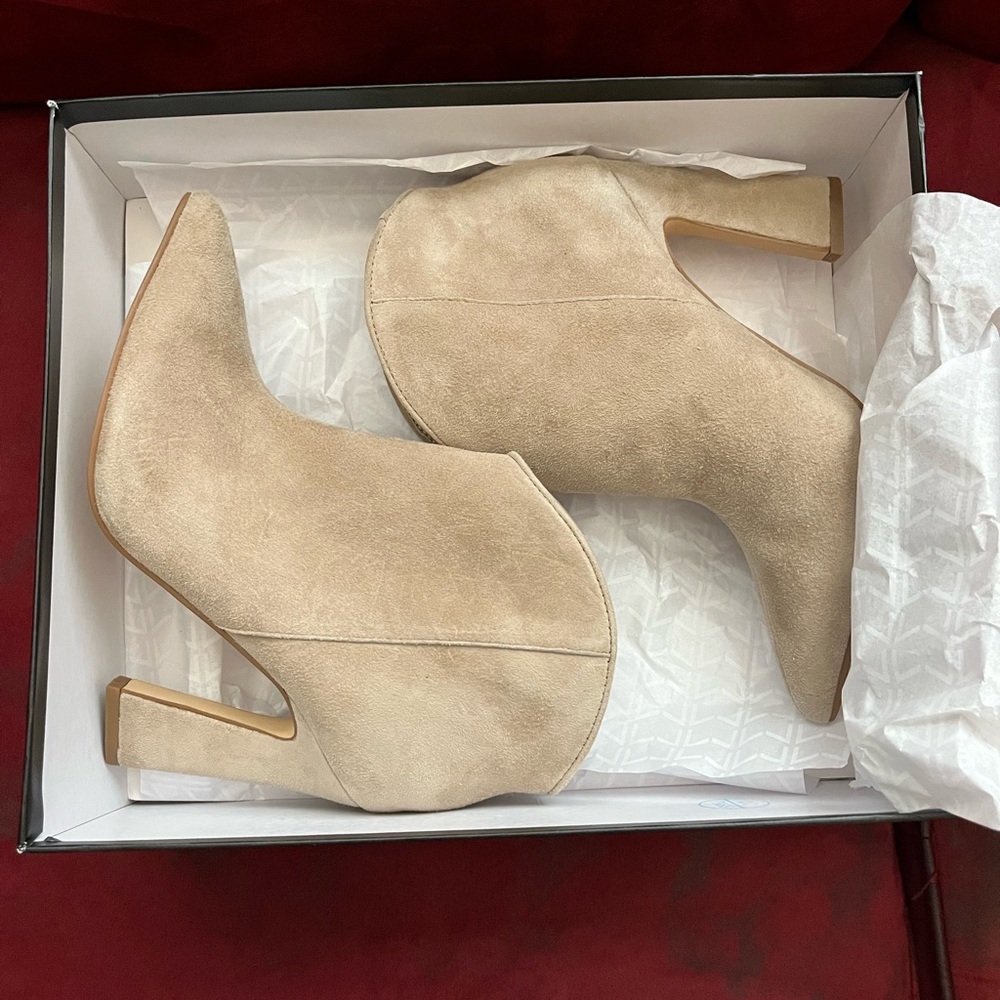 New in box Marc Fisher buttery soft suede booties size 6